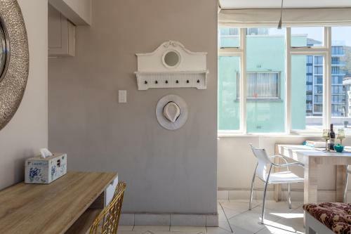 Cosy And Classy Sea Point Apartment