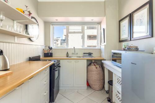 Cosy And Classy Sea Point Apartment