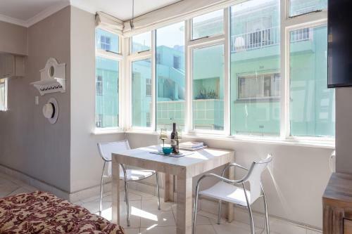 Cosy And Classy Sea Point Apartment
