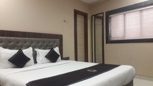 Hotel Shine Hospitality Crown