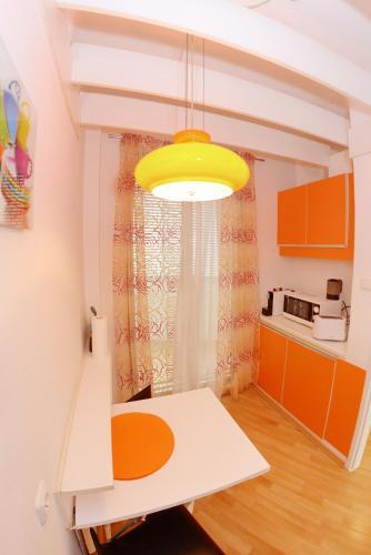 Joe's Apartments - 1010