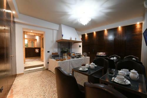 Hostal Locanda Leon Bianco On The Grand Canal