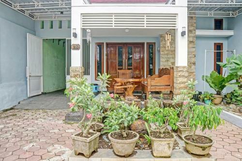 Hotel Spot On 90729 Sekar Guest House Jember