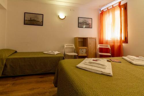 Hostal Veneziacentopercento Rooms