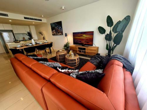 Darwin Waterfront Quayside Sunset Apartment - Champagne Stays Darwin
