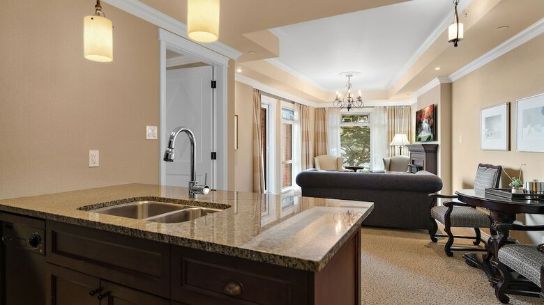 Oak Bay Beach Hotel - Sea View