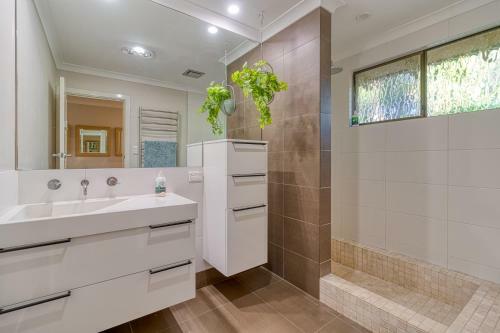 Rosedene Retreat - Exquisite Home & Location