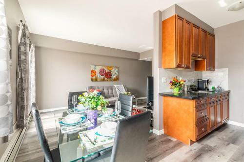 Bright & Cozy 1 King Br Apartment - Prime Location!