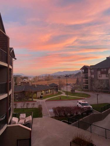 Lake And Mountain Views From Comfortable Apartment