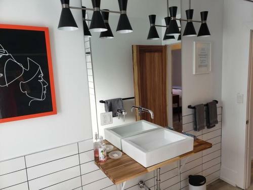 Apartamento The Orange Suite 2br Vintage Vibe, Chefs Kitchen