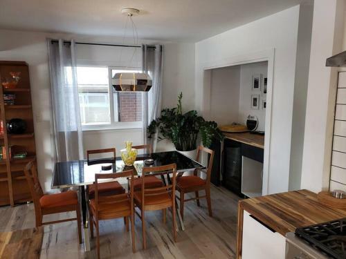 Apartamento The Orange Suite 2br Vintage Vibe, Chefs Kitchen