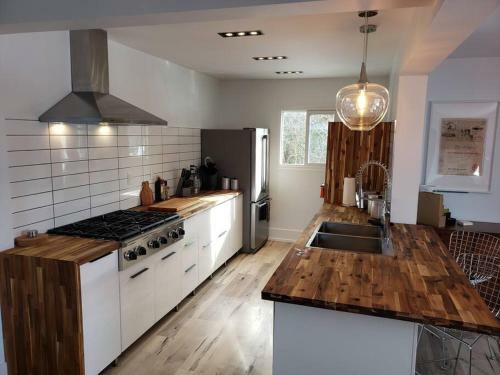 Apartamento The Orange Suite 2br Vintage Vibe, Chefs Kitchen