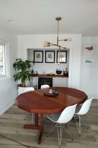 The Green Space - 2br Mcm Inspired Apartment