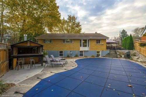 Villa Cheerful 5-bedroom Bungalow With Pool