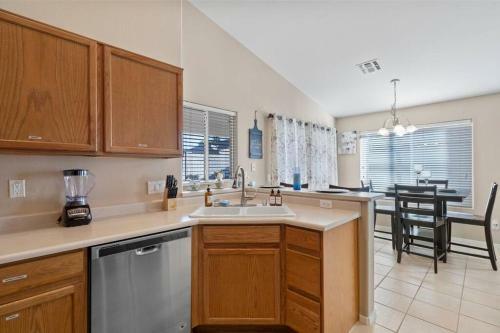 Cozy Hidden Gem - 3br With Den & Private Backyard