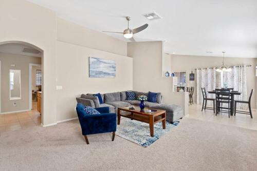 Cozy Hidden Gem - 3br With Den & Private Backyard