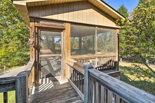 Family-friendly Lakeview Home With Private Yard