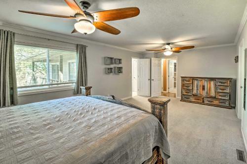 Family-friendly Lakeview Home With Private Yard