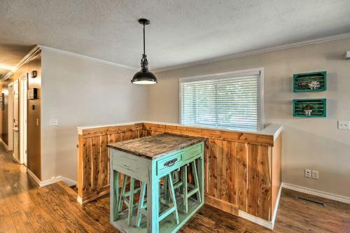 Family-friendly Lakeview Home With Private Yard