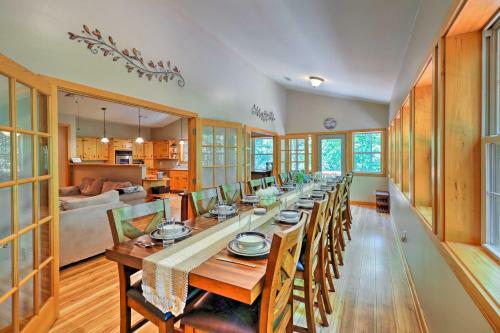 Lakefront Family Escape With Fire Pit And 2 Decks!