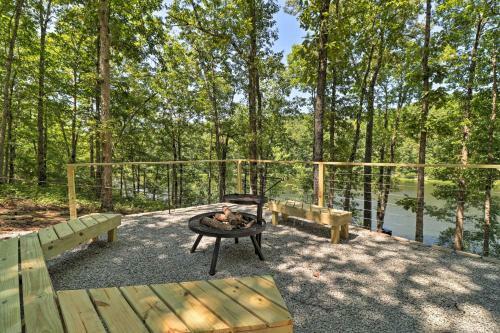 Lakefront Family Escape With Fire Pit And 2 Decks!