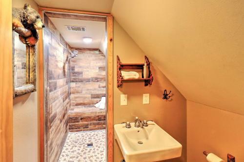 Lakefront Family Escape With Fire Pit And 2 Decks!