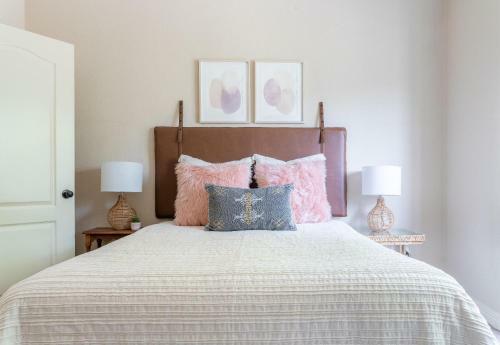 Spacious Cottage Getaway - Royal Beds, Fireplace