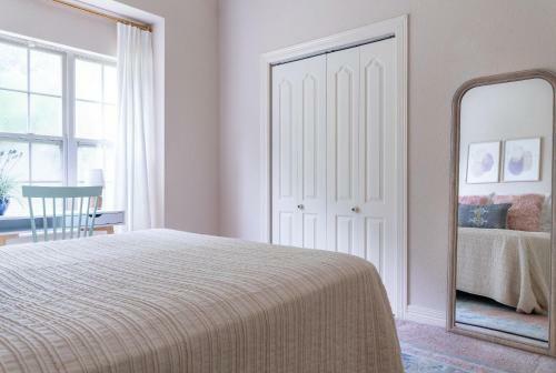 Spacious Cottage Getaway - Royal Beds, Fireplace