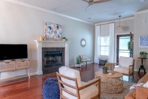 Spacious Cottage Getaway - Royal Beds, Fireplace