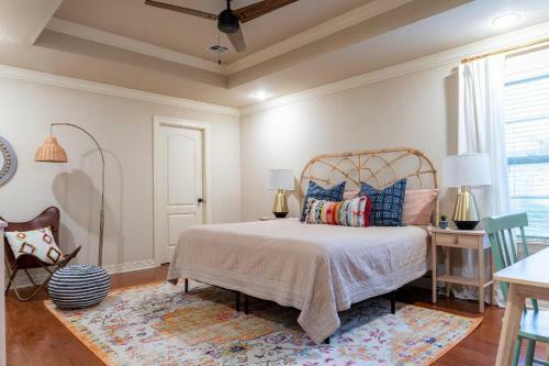 Spacious Cottage Getaway - Royal Beds, Fireplace