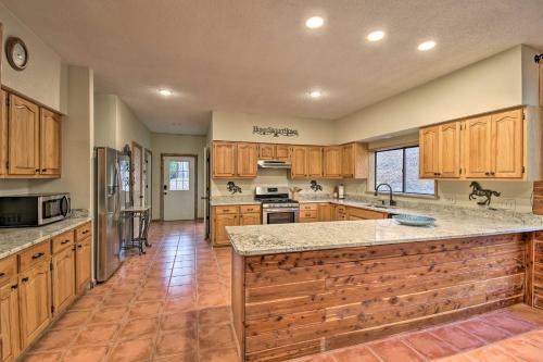 Luxury Hot Springs Cabin With Deck Near Lake Hamilton