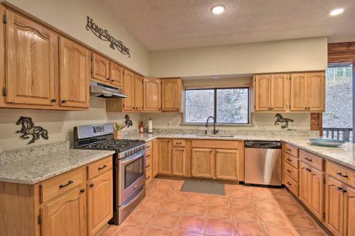 Luxury Hot Springs Cabin With Deck Near Lake Hamilton