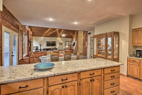 Luxury Hot Springs Cabin With Deck Near Lake Hamilton