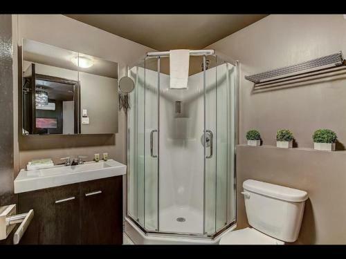 Golden District Mcgill Downtown Stays Studios Design 17