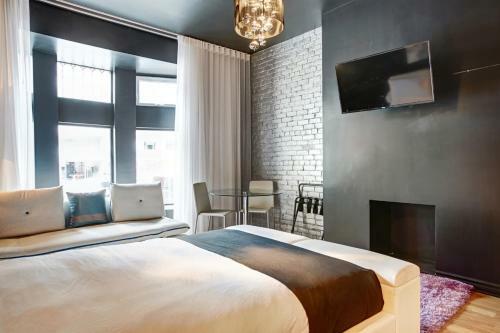 Golden District Mcgill Downtown Stays Studios Design 9