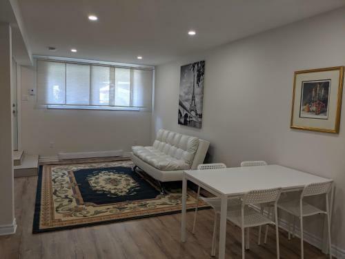 Spacious Basement One Bedroom Apartment, Wifi.