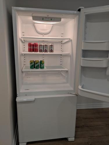 Spacious Basement One Bedroom Apartment, Wifi.