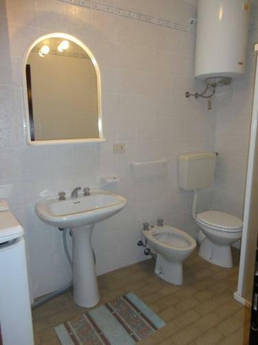 Beautiful Apartment For 5 People -terrace-pool-tv