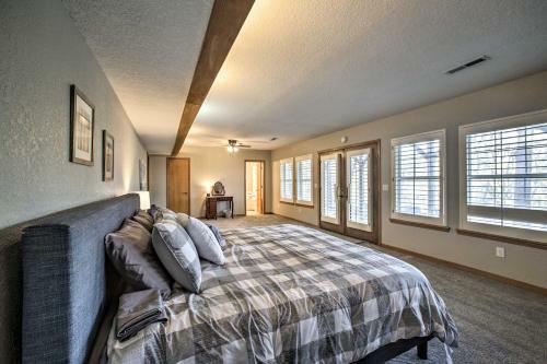 Spacious Home On Beaver Lake With Deck And Fire Pit!