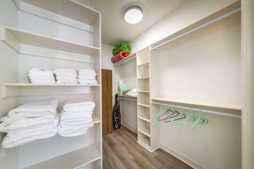 Apartamento Unique, Lakefront Corner Condo With 2 En Suite Brs