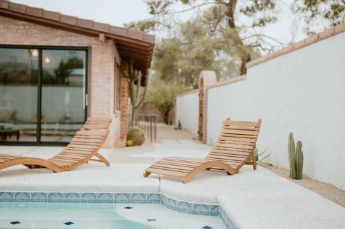 Desert Hues: A Private & Spacious Retreat W/pool