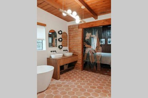 The Rosewood Adobe - Private Retreat W/pool
