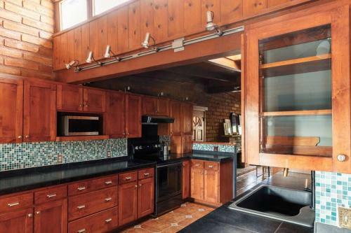 The Rosewood Adobe - Private Retreat W/pool