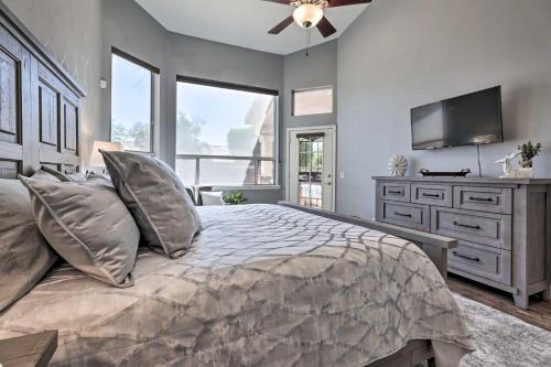 Stylish Phoenix Sanctuary With Outdoor Oasis!