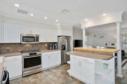 Central 5br Resort Style Retreat W/pool, Game, & Bbq