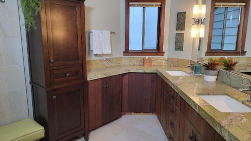 New Sea-renity Wide Ocean Views, Fireplace And Spa