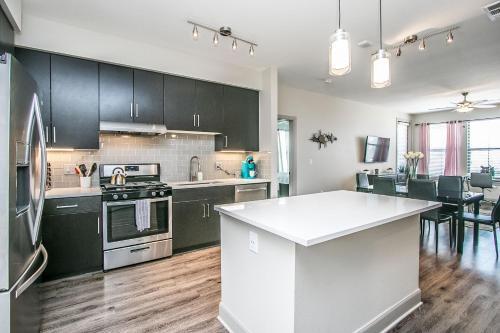 Rooftop Pool - Tpc, Shopping & Dining 2 Miles Wtih Parking - 4427