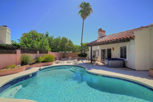 Super Private Backyard With Putting Green Private Pool & Spa