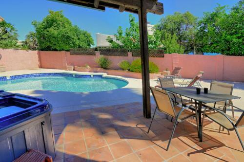 Super Private Backyard With Putting Green Private Pool & Spa