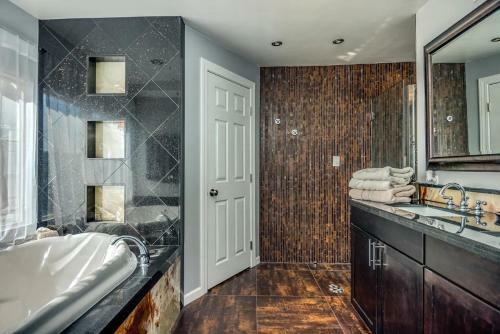 Location Location- 5 Bedroom Smart Home - Firepit/garage